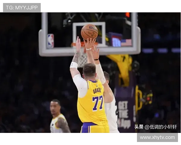 [NBA]东契奇持球单打 撤步三分出手一箭穿心.